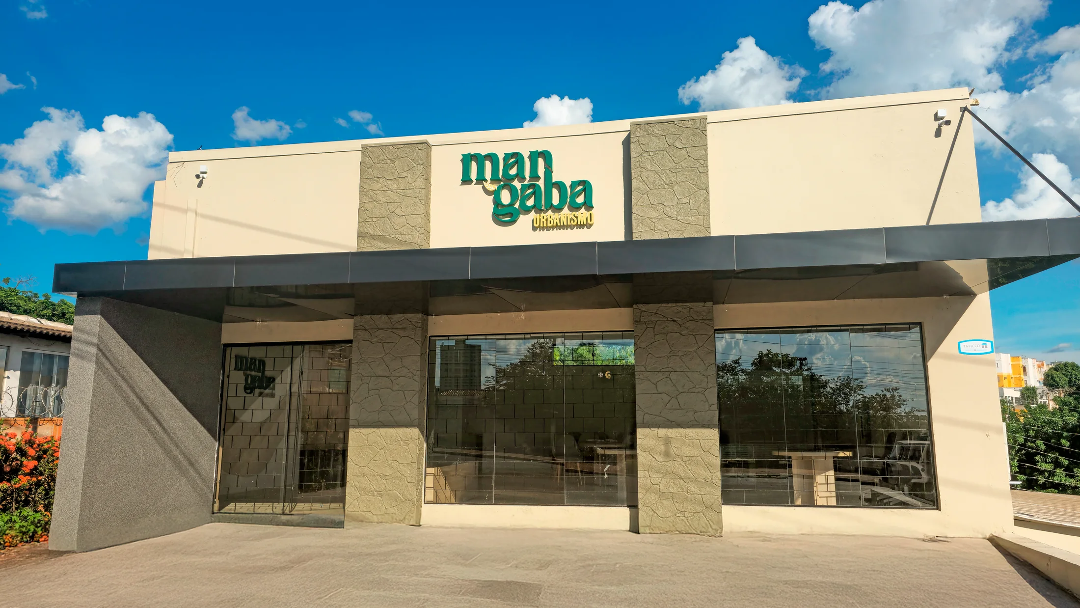 Fachada do estande de vendas da Mangaba Urbanismo em Cuiabá