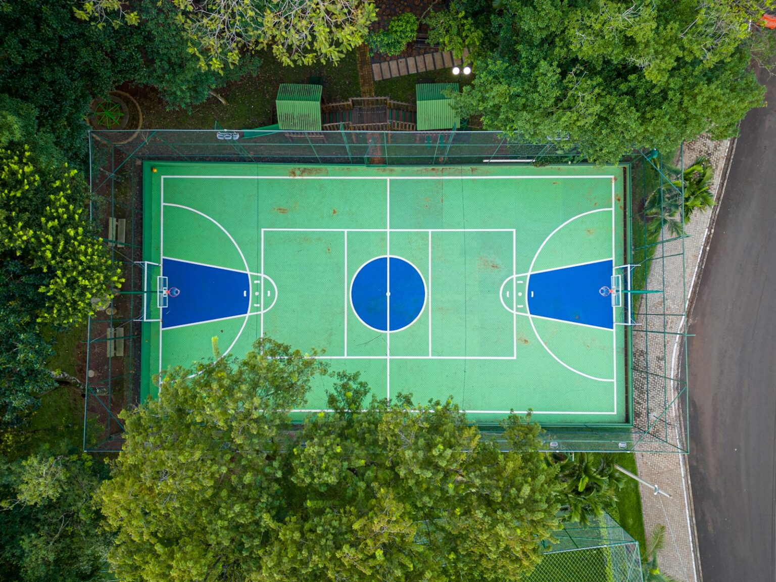 Vista aérea de quadra esportiva em condomínio fechado arborizado no Brasil