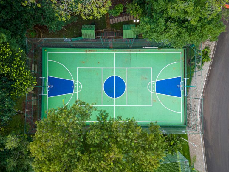 Vista aérea de quadra esportiva em condomínio fechado arborizado no Brasil